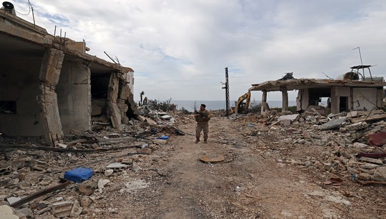 لبنانيون يقفون عند حاجز أقامه الجيش الإسرائيلي على أبواب بلدات حدودية