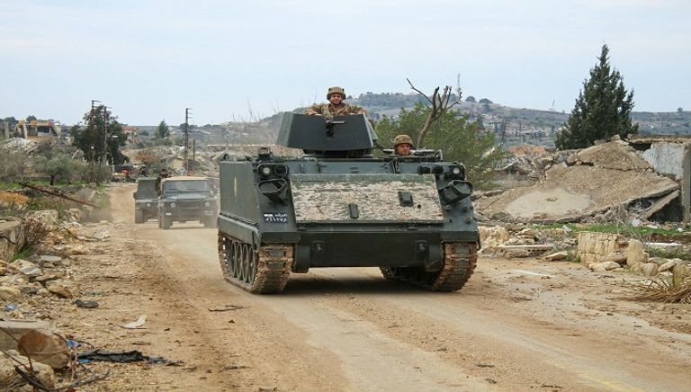 لبنانيون يقفون عند حاجز أقامه الجيش الإسرائيلي على أبواب بلدات حدودية