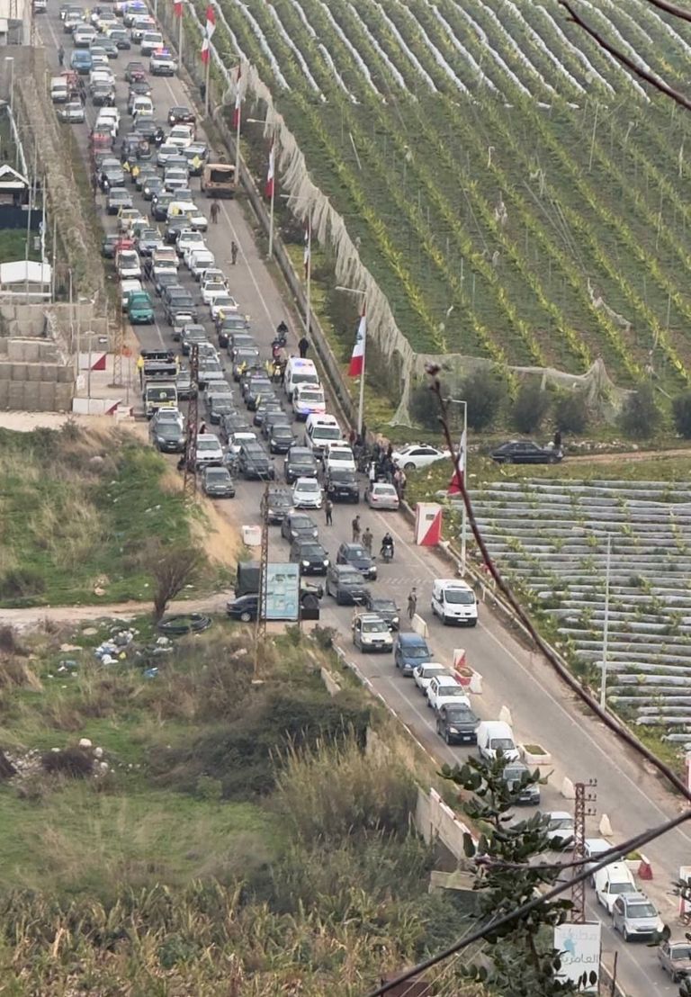 آلاف الفلسطينيين ينتظرون العودة لشمال غزة - رويترز