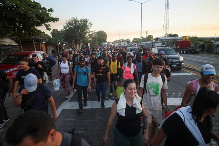 أكثر من ألف مهاجر في طريقهم من المكسيك إلى الولايات المتحدة