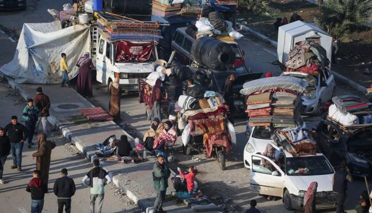 فلسطينيون نازحون ينتظرون العبور إلى شمال غزة