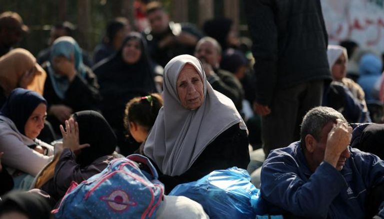 فلسطينيون نازحون ينتظرون على طول طريق الرشيد للعبور إلى شمال غزة