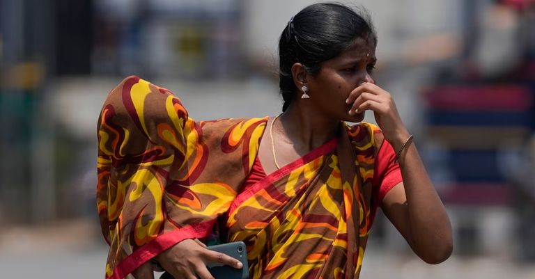 امرأة تغطي طفلاً باستخدام جزء من ساريها لحمايته من الشمس في يوم صيفي حار في حيدر أباد، الهند، 30 أبريل 2024 فتاة صغيرة تمشي في حي كاوني الفقير على مشارف مامودزو بعد إعصار تشيدو