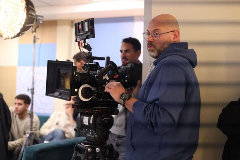 أكرم حسني في كواليس مسلسل "الكابتن" 