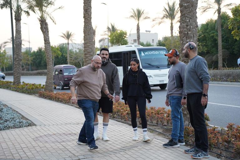 أكرم حسني في كواليس مسلسل "الكابتن" 