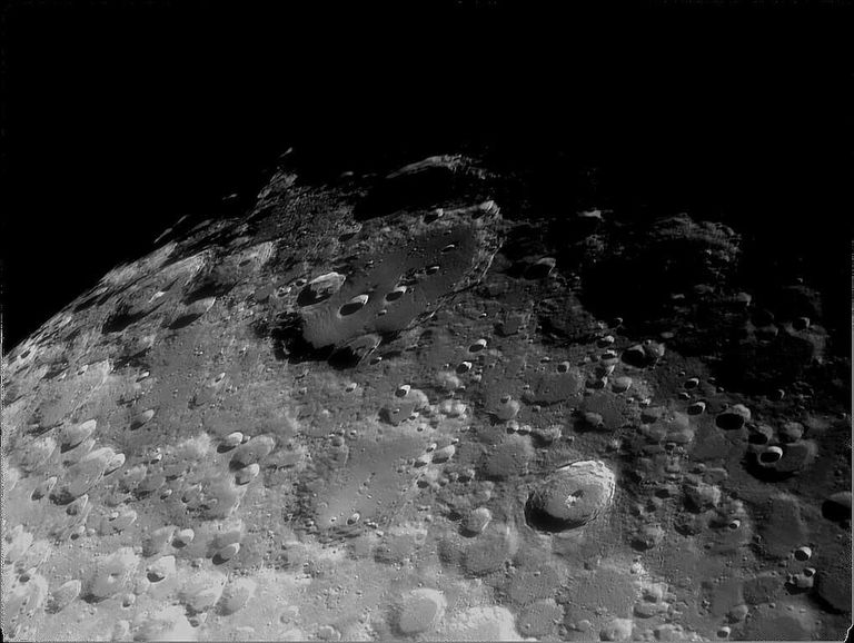 اكتشاف 266 قمة صغيرة على الجانب البعيد للقمر