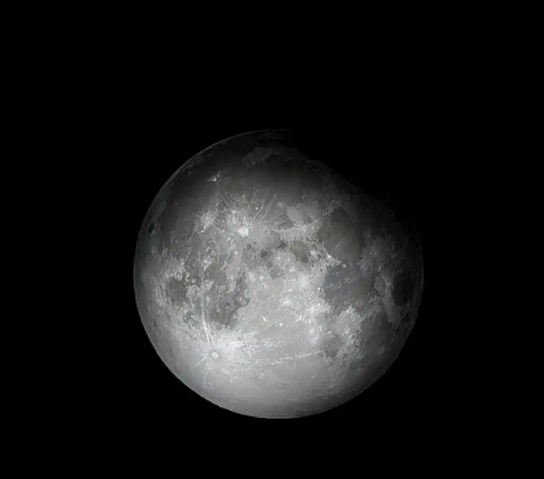 اكتشاف 266 قمة صغيرة على الجانب البعيد للقمر