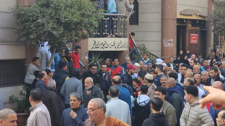 الفنان مصطفى شعبان في جنازة شقيقه