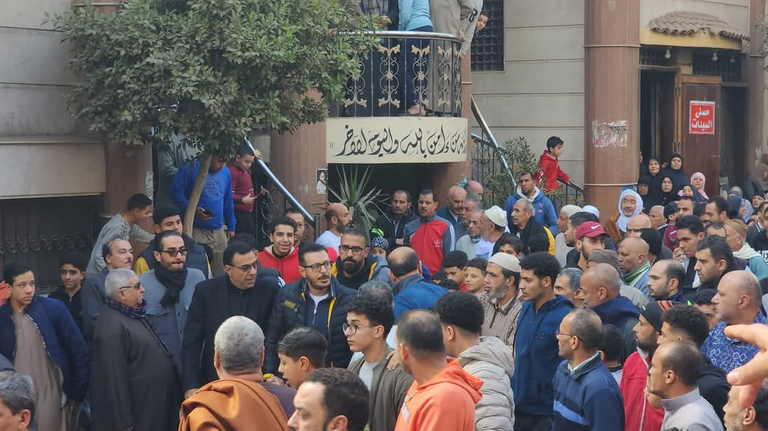 الفنان مصطفى شعبان في جنازة شقيقه