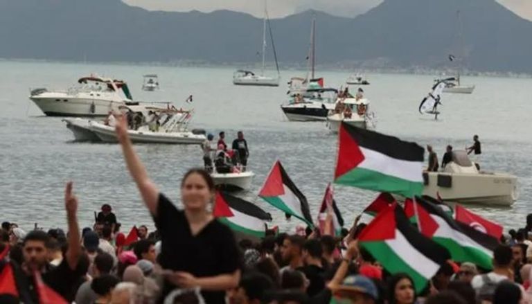 نشطاء يودعون أسطول الصمود خلال وجوده قبالة سواحل تونس