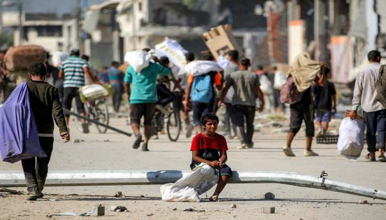 فلسطينيون يحملون مساعدات وسط قطاع غزة