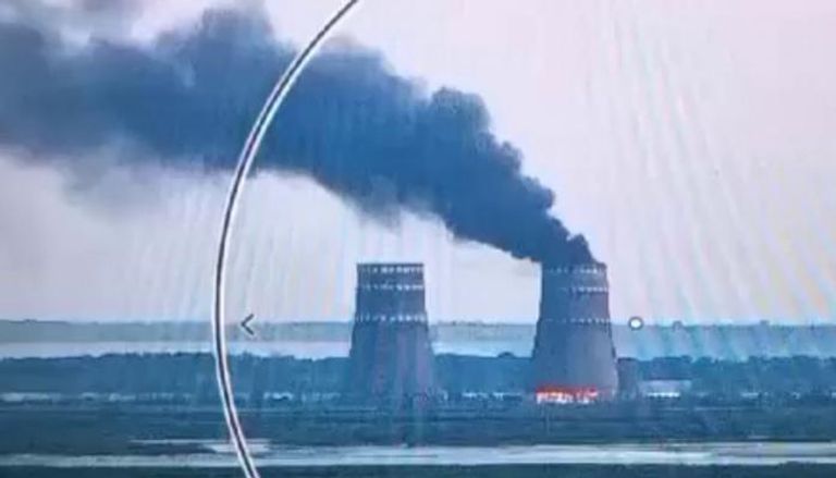 لقطة شاشة من فيديو لحريق في برج تبريد بالمحطة النووية