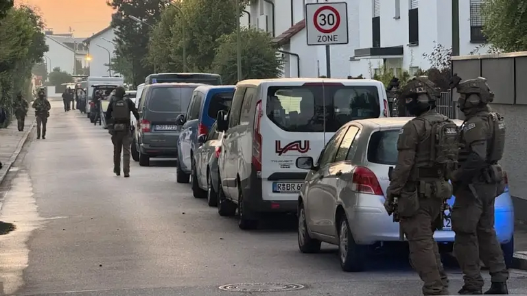 رجل يشعل النار في منزل والديه