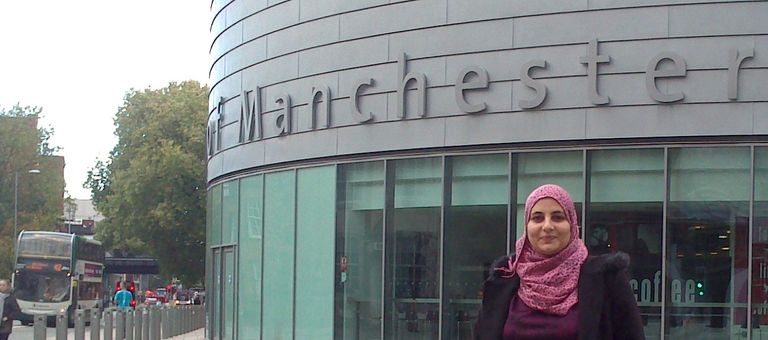 د.ولاء باشا تباشر فحصها لعظام بناة الأهرامات