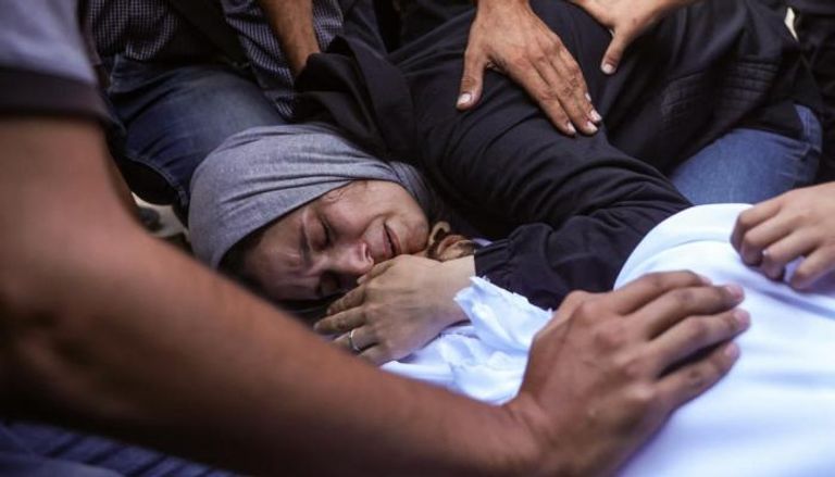 فلسطينية تودع أحد أفراد عائلتها قُتل في قصف إسرائيلي على قطاع غزة