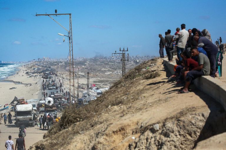 فلسطينية تودع أحد أفراد عائلتها قُتل في قصف إسرائيلي على قطاع غزة