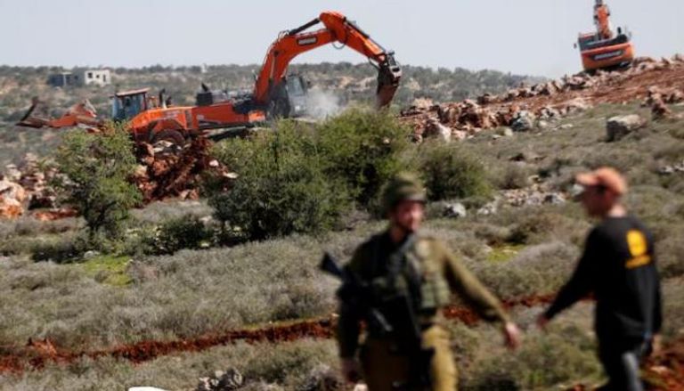 جرافات إسرائيلية بالقرب من قرية فلسطينية في الضفة الغربية