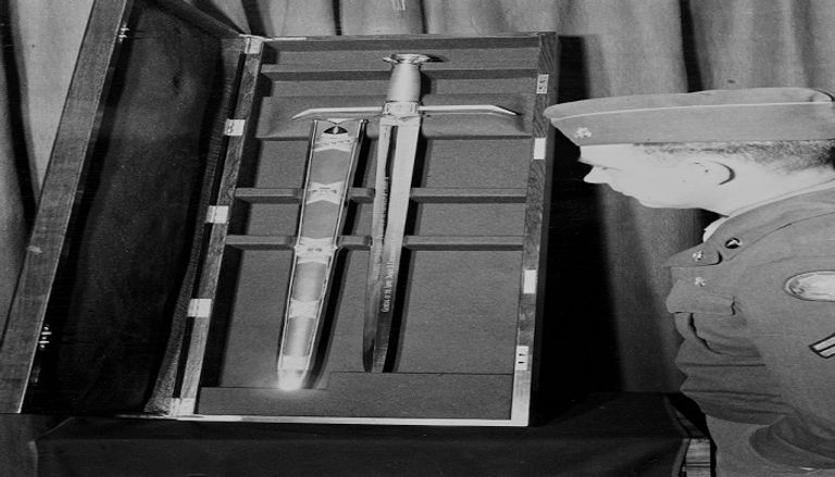 نسخة مقلّدة من أحد سيوف أيزنهاور ترامب والملك تشارلز يستعرضان حرس الشرف