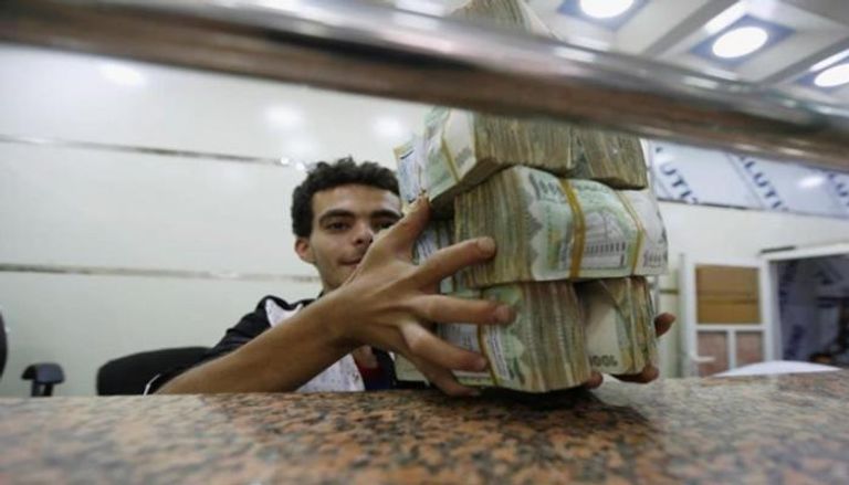 يمني في محل صرافة - أرشيفية
