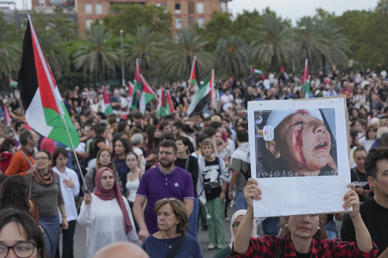 مظاهرة لدعم فلسطين بيب غوارديولا مدرب مانشستر سيتي