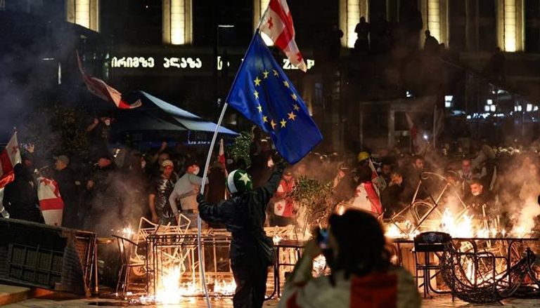 مواجهات بين الشرطة ومحتجين أمام القصر الرئاسي في تبليسي
