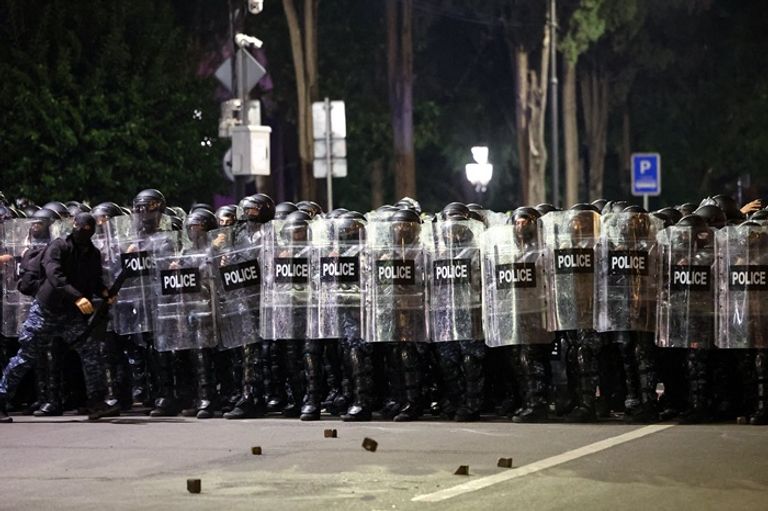 مواجهات بين الشرطة ومحتجين أمام القصر الرئاسي في تبليسي
