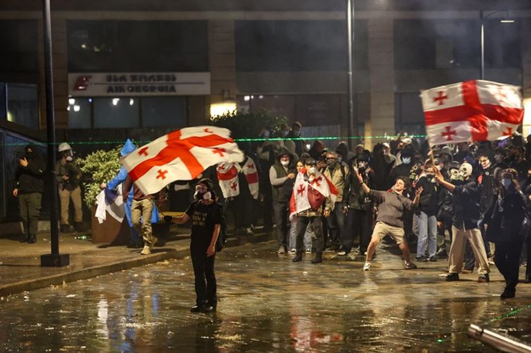 مواجهات بين الشرطة ومحتجين أمام القصر الرئاسي في تبليسي