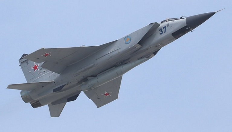 مقاتلة ميغ-31 تطلق صاروخا من طراز كينغال