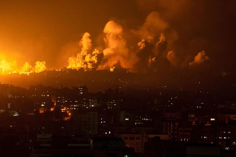 أب فلسطيني يحمل جثمان طفله في غزة