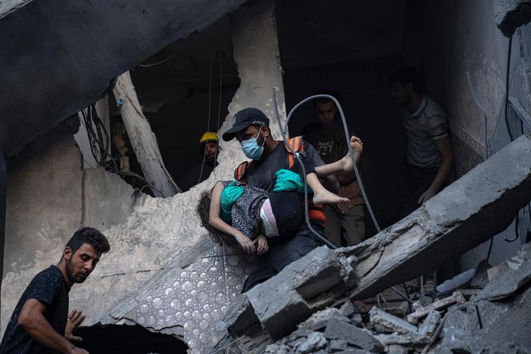 أب فلسطيني يحمل جثمان طفله في غزة