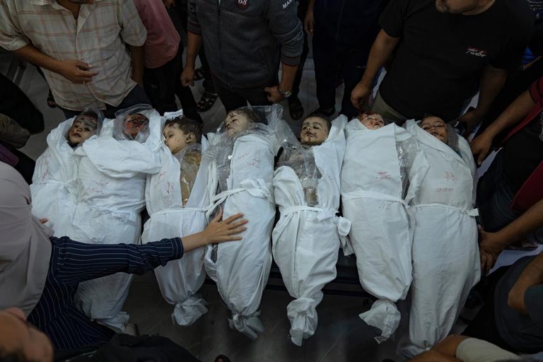أب فلسطيني يحمل جثمان طفله في غزة