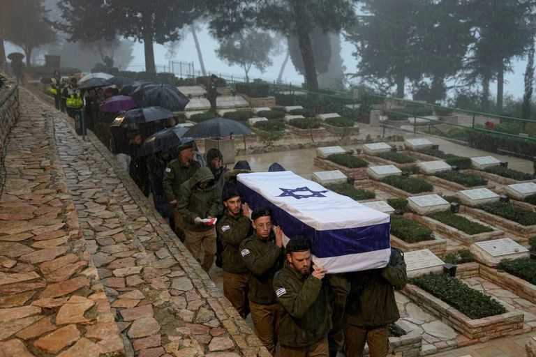 أب فلسطيني يحمل جثمان طفله في غزة