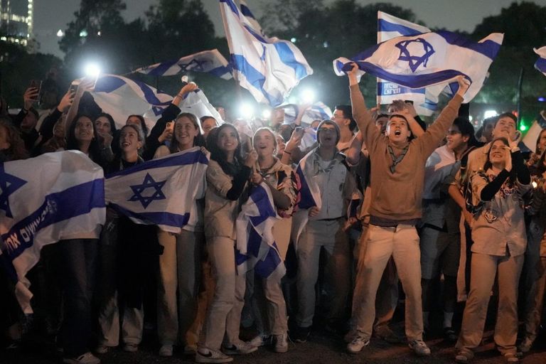 أب فلسطيني يحمل جثمان طفله في غزة
