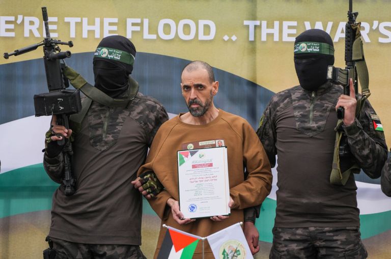 أب فلسطيني يحمل جثمان طفله في غزة