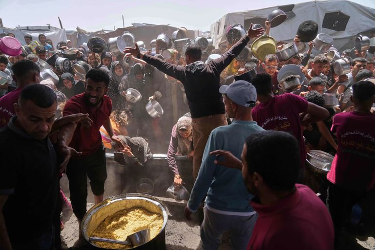 أب فلسطيني يحمل جثمان طفله في غزة