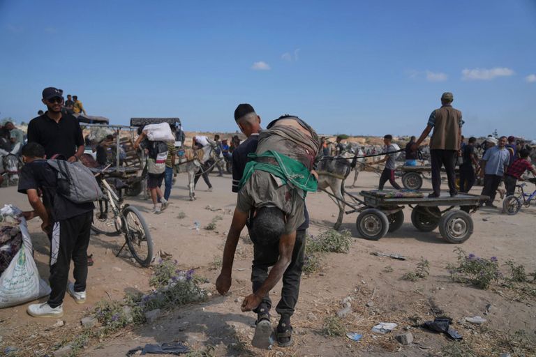 أب فلسطيني يحمل جثمان طفله في غزة
