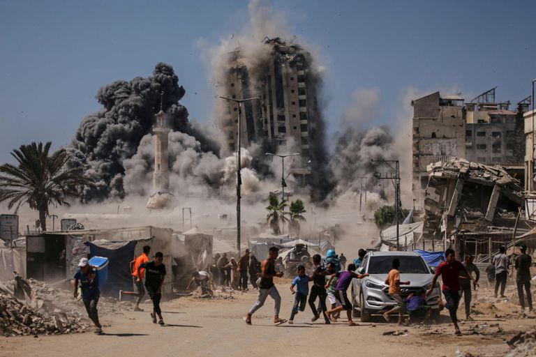 أب فلسطيني يحمل جثمان طفله في غزة