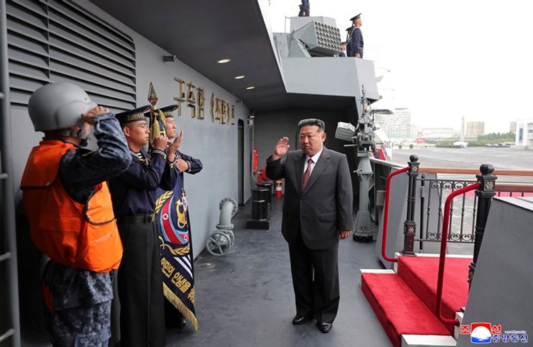 كيم يتفقد المدمرة الجديدة