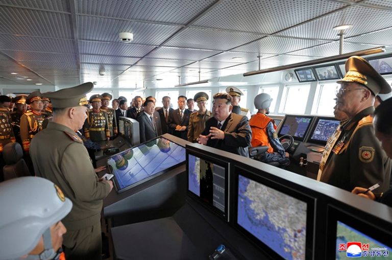 كيم يتفقد المدمرة الجديدة