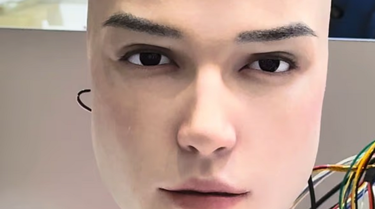 روبوت بملامح بشرية يُخيف من يراه