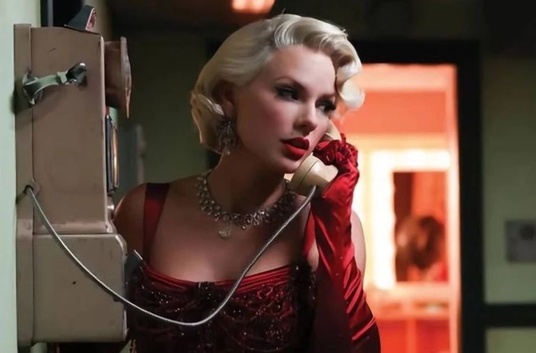 الفنانة الأمريكية تايلور سويفت الفنانة الأمريكية تايلور سويفت