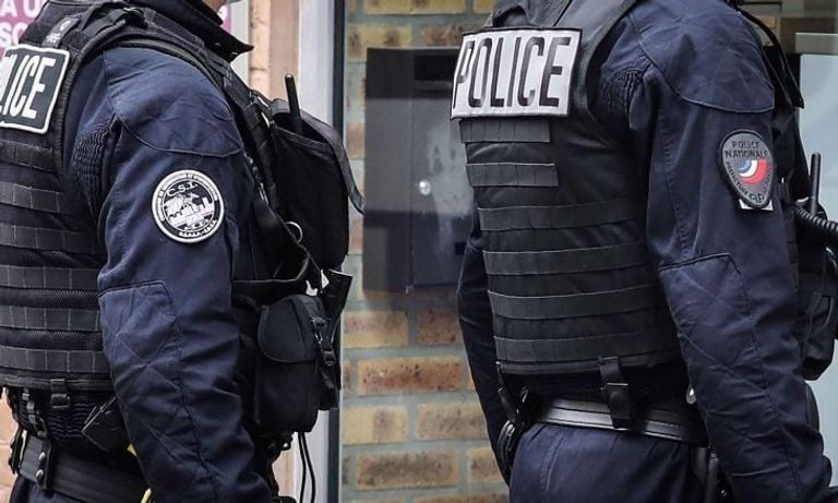 السلطات الفرنسية - تعبيرية