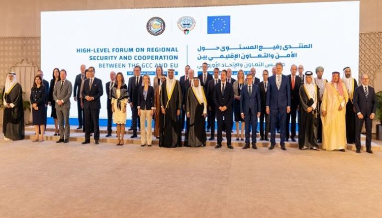 صورة تذكارية للمشاركين في المنتدى رفيع المستوى حول الأمن بين دول الخليج وأوروبا