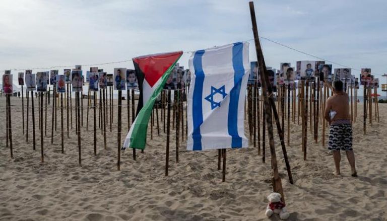 علما فلسطين وإسرائيل على عمل فني على شاطئ كوباكابانا في ريو دي جانيرو