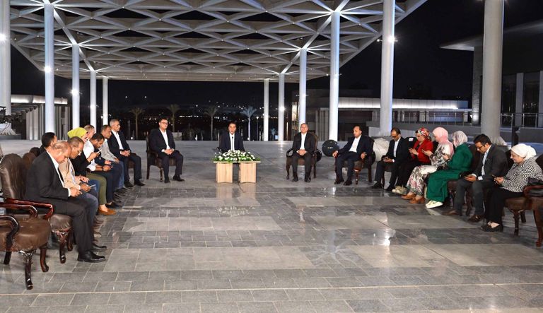 رئيس الوزراء المصري أثناء المؤتمر الصحفي رئيس الوزراء المصري أثناء المؤتمر الصحفي