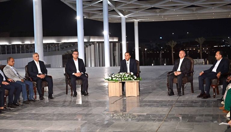 رئيس الوزراء المصري أثناء المؤتمر الصحفي رئيس الوزراء المصري أثناء المؤتمر الصحفي