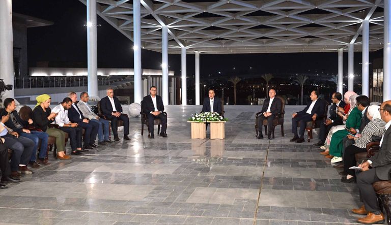 رئيس الوزراء المصري أثناء المؤتمر الصحفي رئيس الوزراء المصري أثناء المؤتمر الصحفي