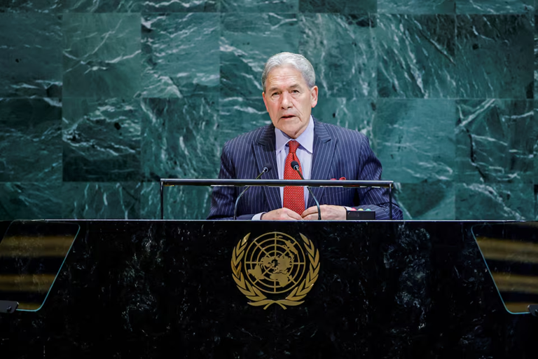 الشرطة تفحص النافذة المحطمة