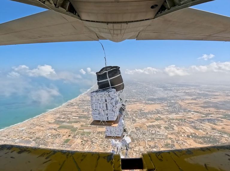 الإمارات تغيث غزة برا وبحرا وجوا