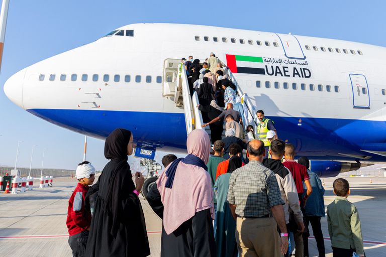 الإمارات تغيث غزة برا وبحرا وجوا